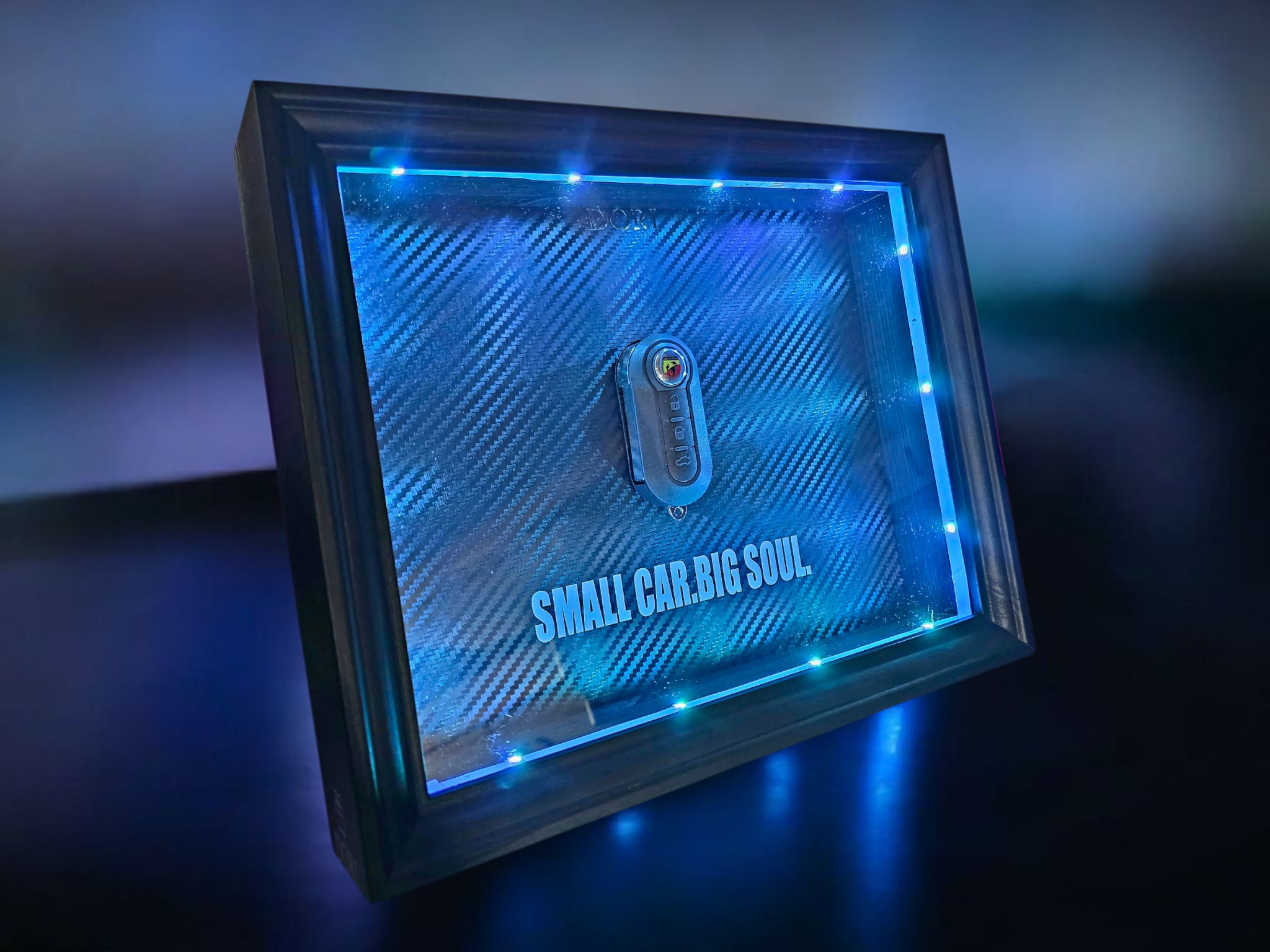 Fiat Abarth GLOW paveikslas su RGB LED apšvietimu – SMALL CAR BIG SOUL – DORI