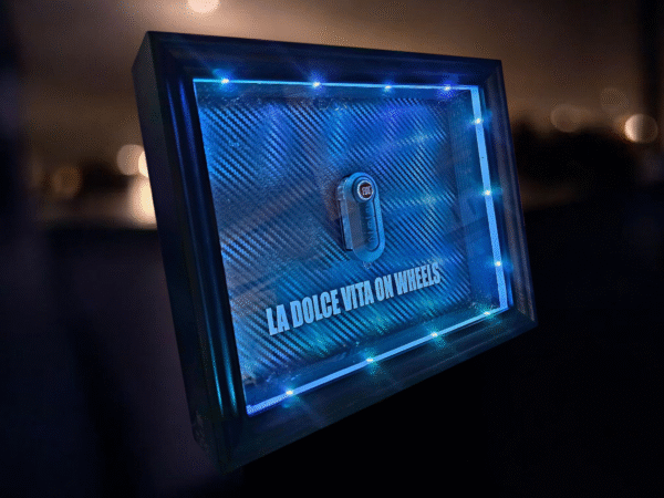 Fiat GLOW paveikslas su RGB LED apšvietimu – LA DOLCE VITA ON WHEELS – DORI