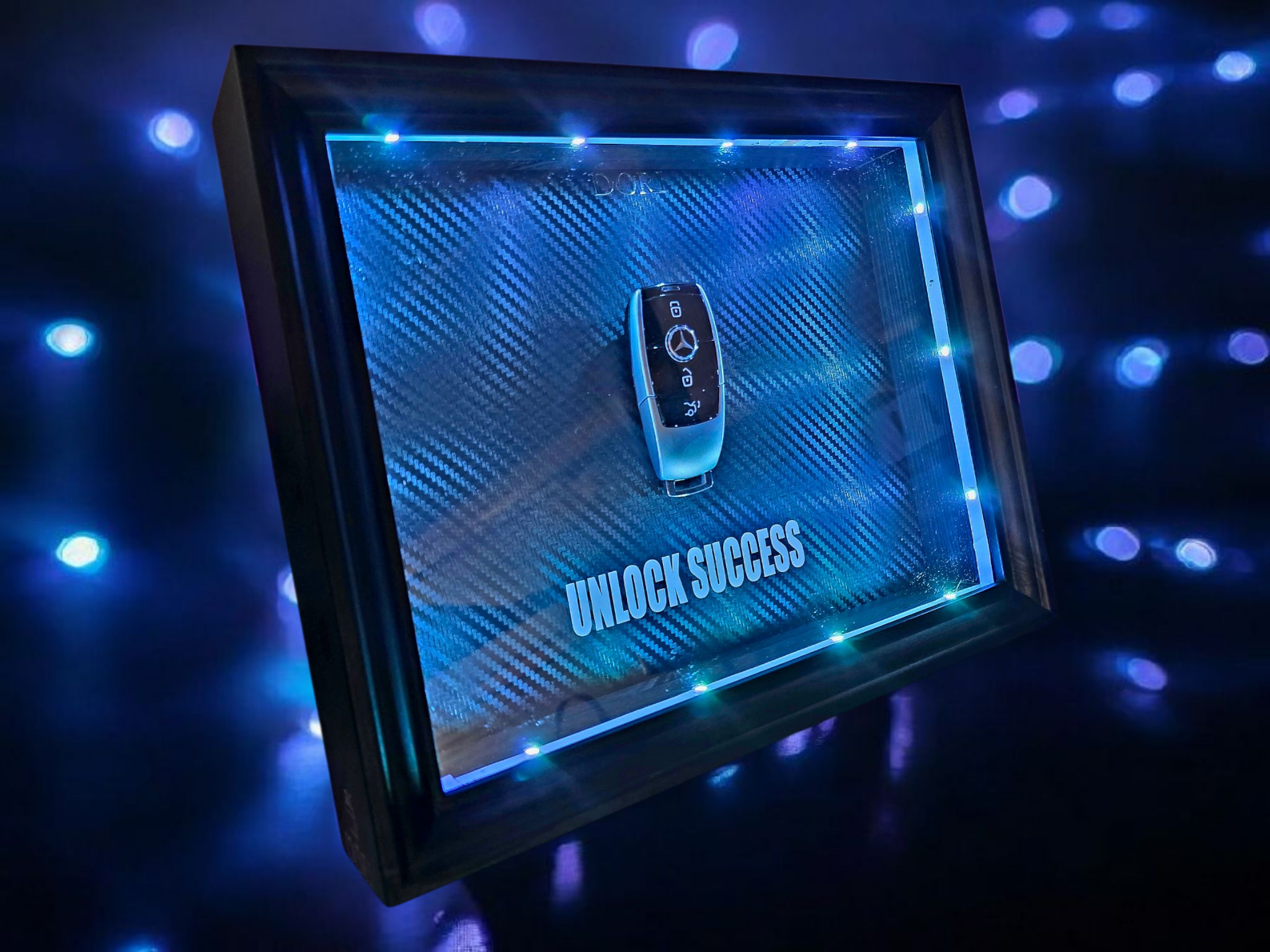 Mercedes GLOW paveikslas su RGB LED apšvietimu – UNLOCK SUCCESS. – DORI