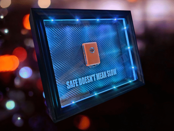 Volvo GLOW paveikslas su RGB LED apšvietimu – SAFE DOESN’T MEAN SLOW. – DORI