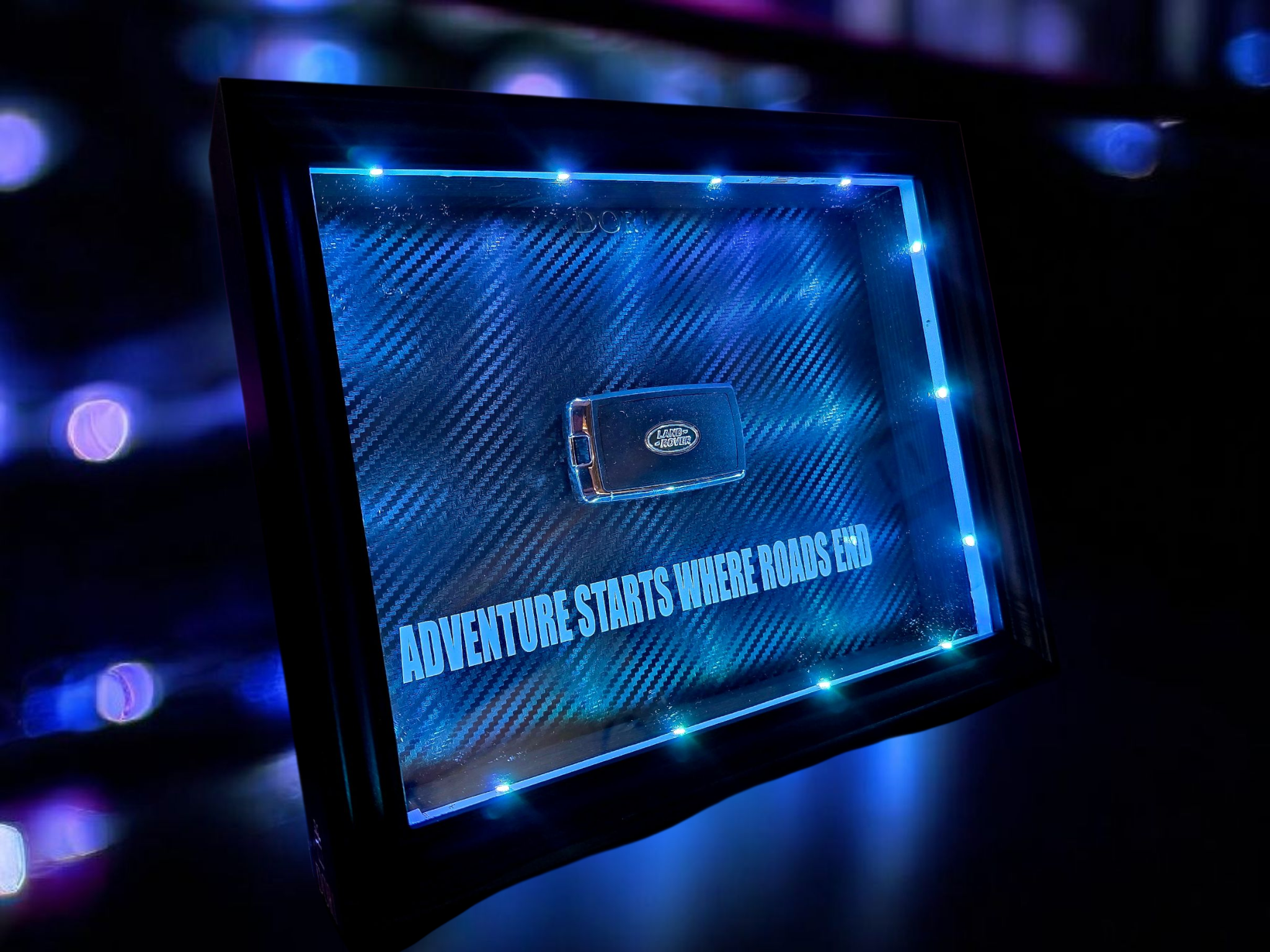 Land Rover GLOW paveikslas su RGB LED apšvietimu – ADVENTURE STARTS WHERE ROADS END. – DORI