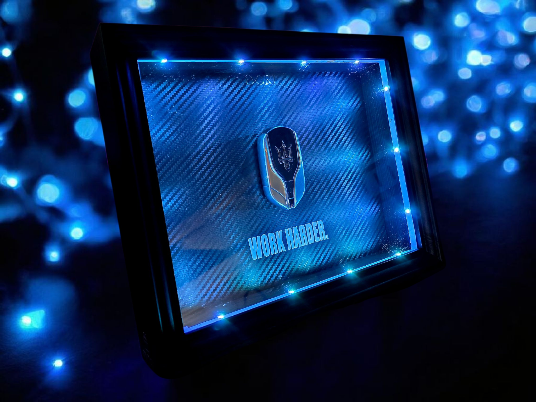Maserati GLOW paveikslas su RGB LED apšvietimu – WORK HARDER. – DORI