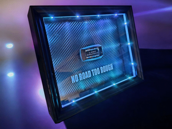 Land Cruiser GLOW paveikslas su RGB LED apšvietimu – NO ROAD TOO ROUGH. – DORI