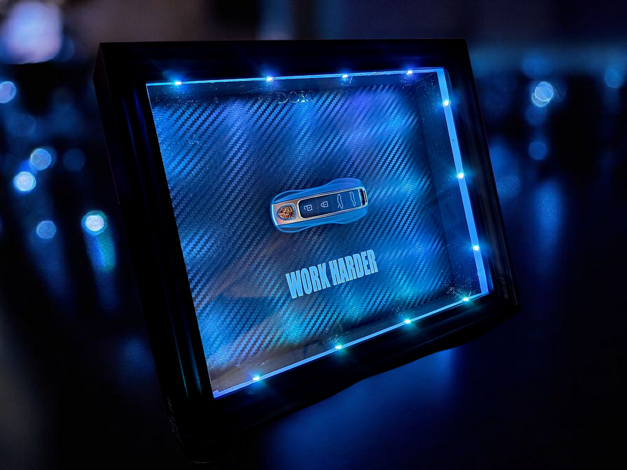 PORSCHE GLOW paveikslas su RGB LED apšvietimu – WORK HARDER. – DORI