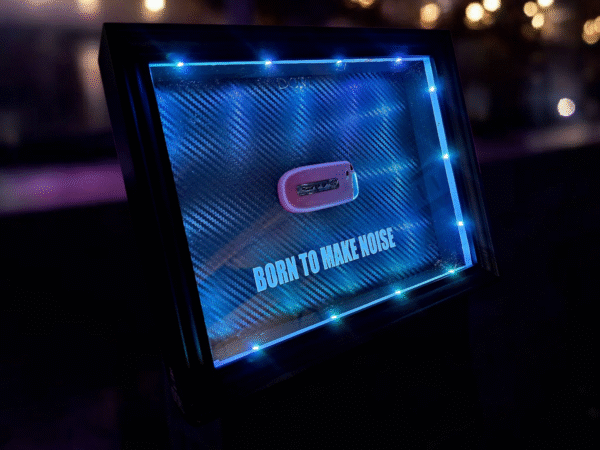 DODGE SRT GLOW paveikslas su RGB LED apšvietimu – BORN TO MAKE NOISE. – DORI