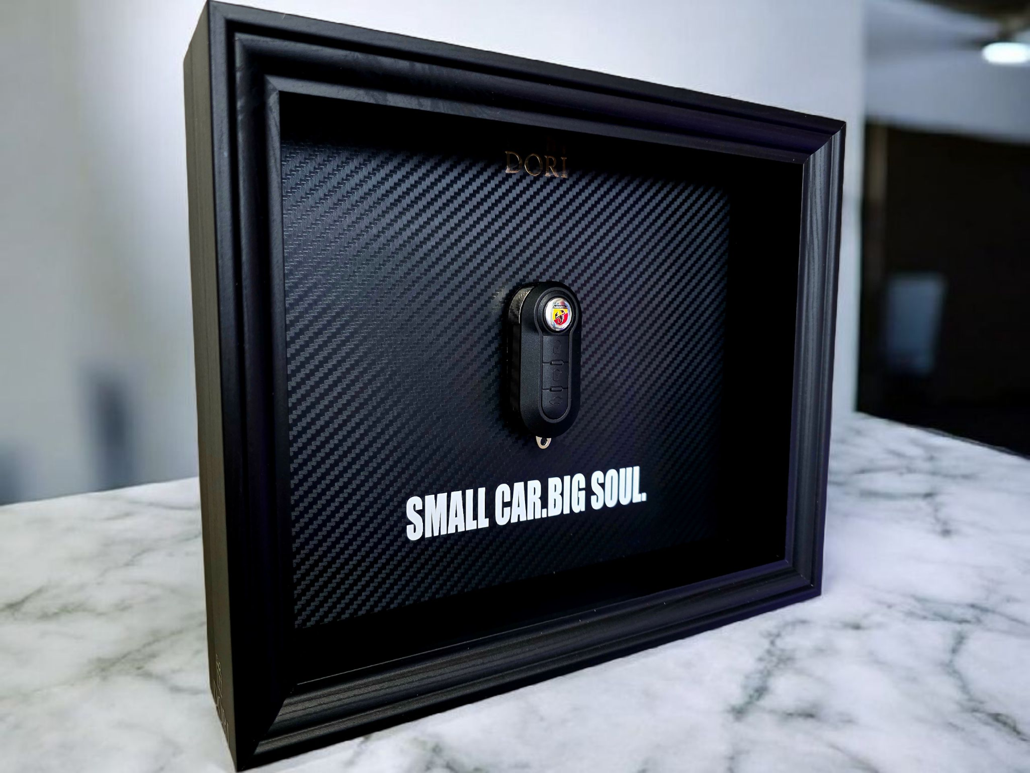 Fiat Abarth rakto paveikslas – SMALL CAR. BIG SOUL. – DORI