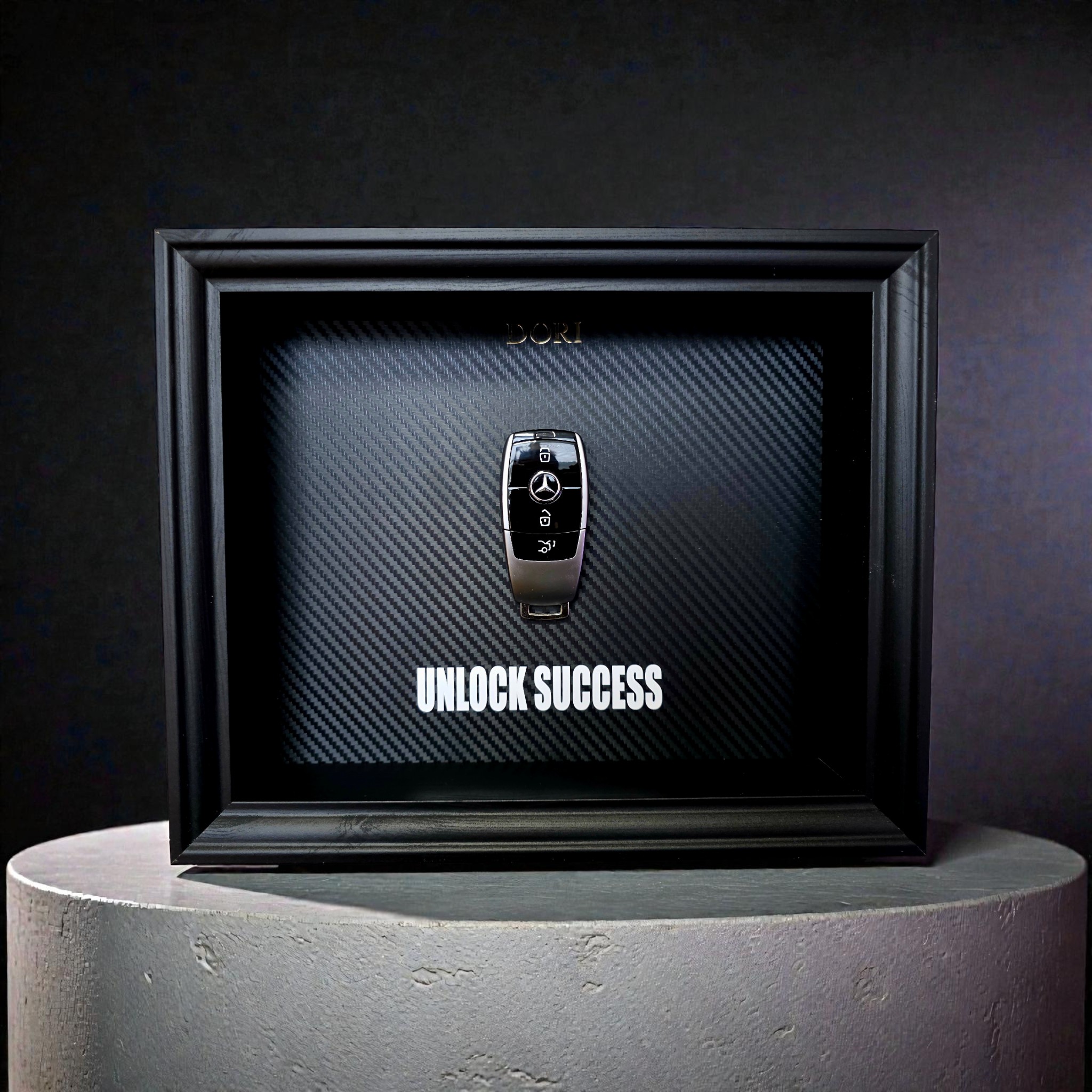 Automobilio raktelio dekoratyvinis paveikslas su anglies pluošto fonu ir užrašu „Unlock Success“