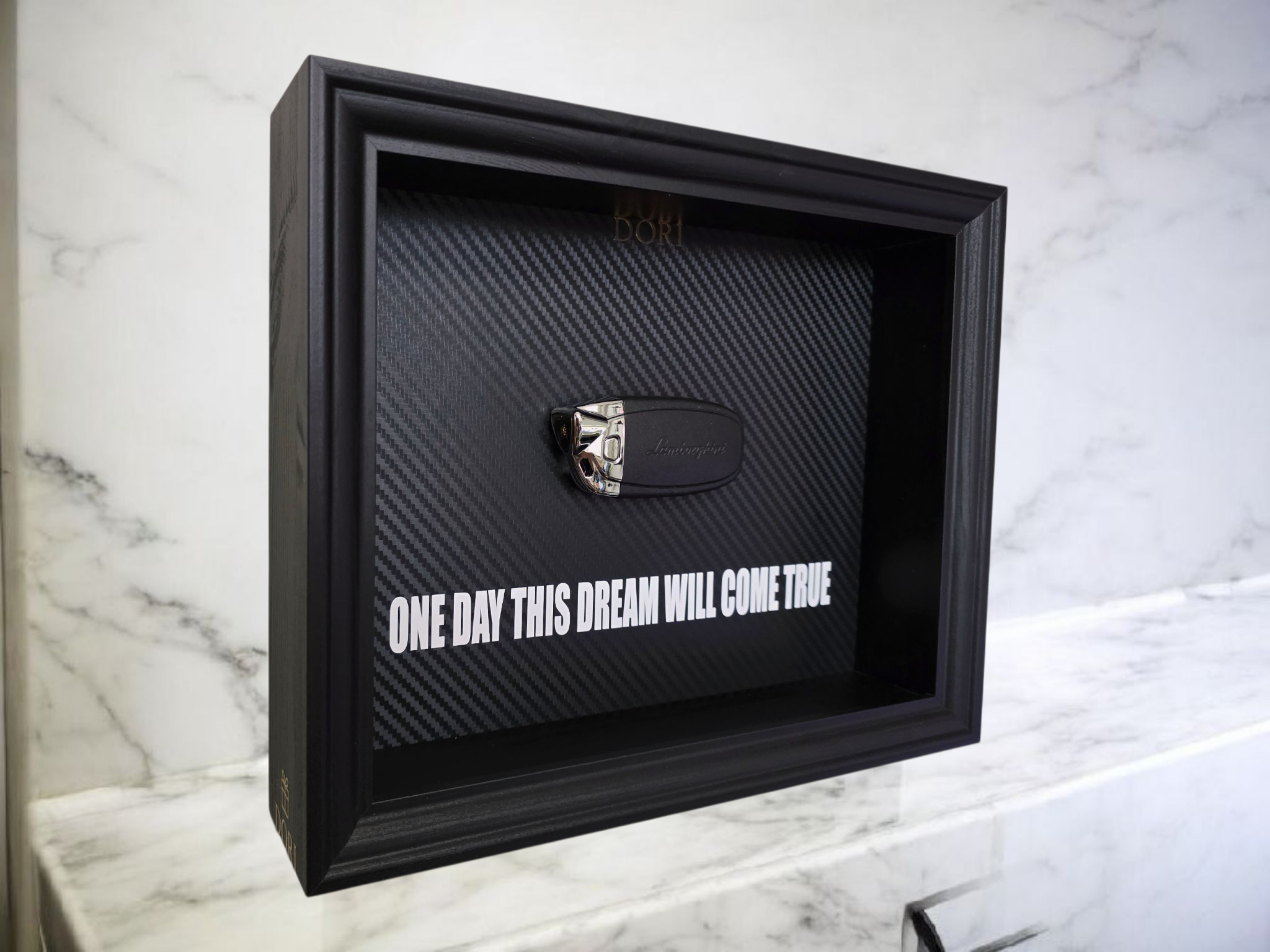 M dydžio Lamborghini paveikslas su raktu ir fraze „ONE DAY THIS DREAM WILL COME TRUE“