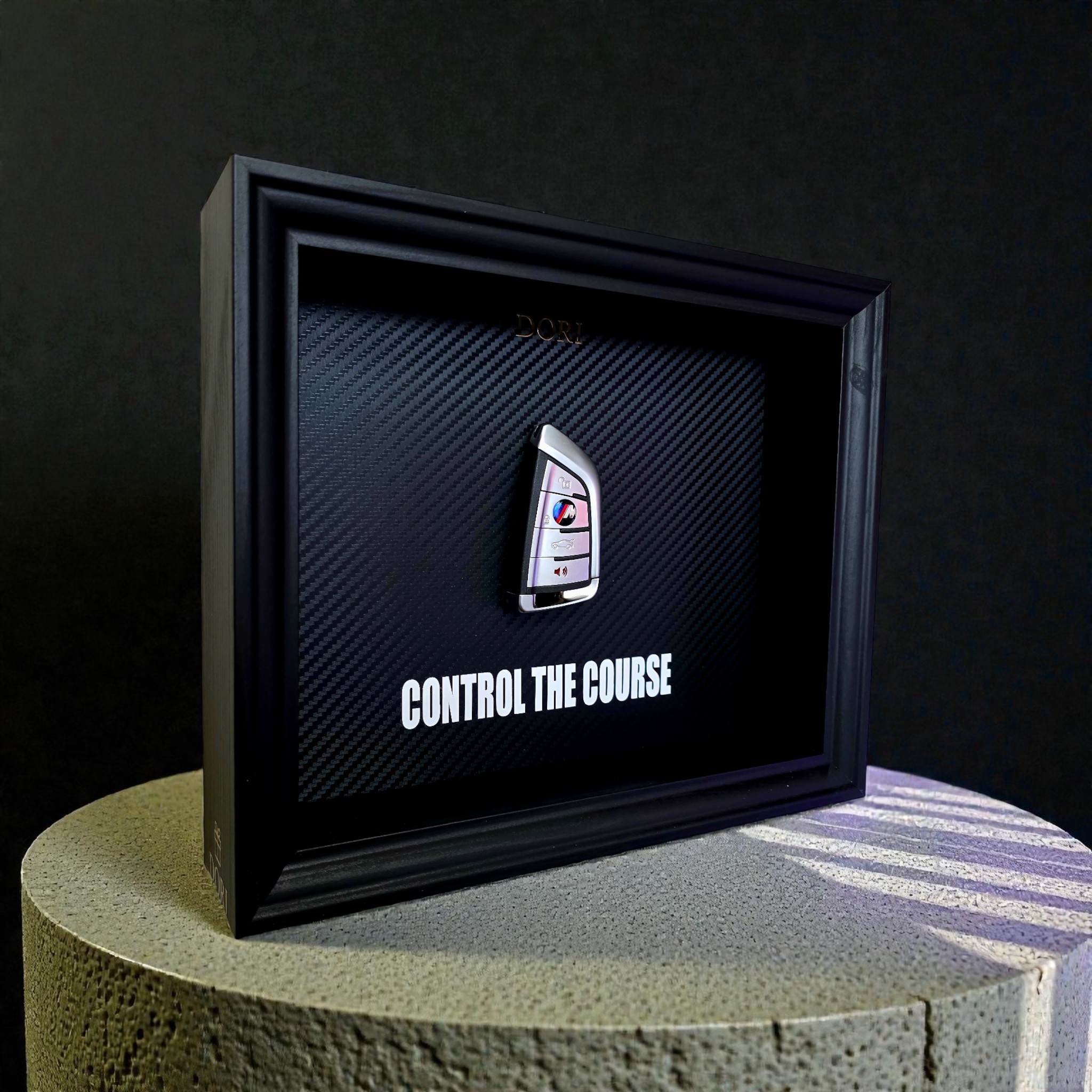 Automobilio raktelio dekoratyvinis paveikslas su anglies pluošto fonu ir užrašu „Control the Course“