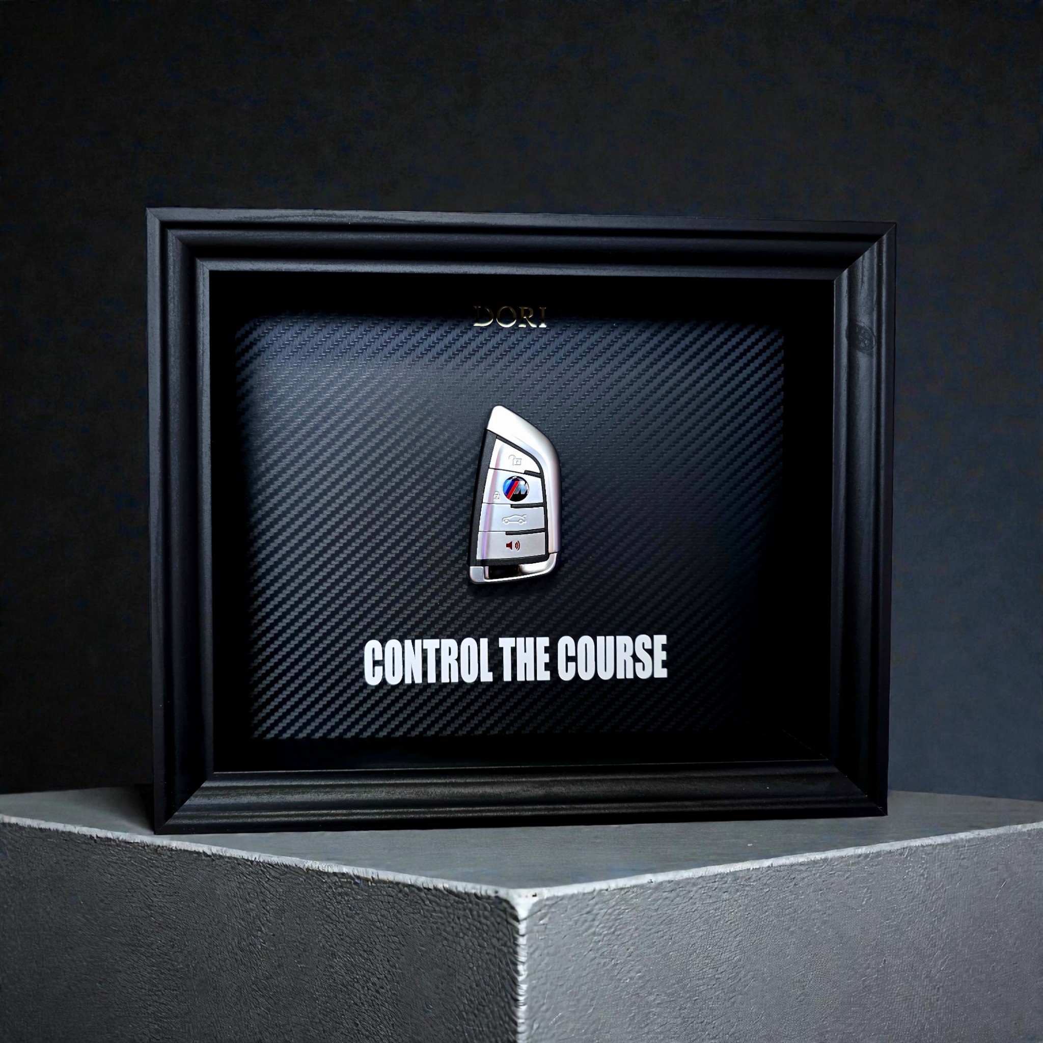 Automobilio raktelio dekoratyvinis paveikslas su anglies pluošto fonu ir užrašu „Control the Course“