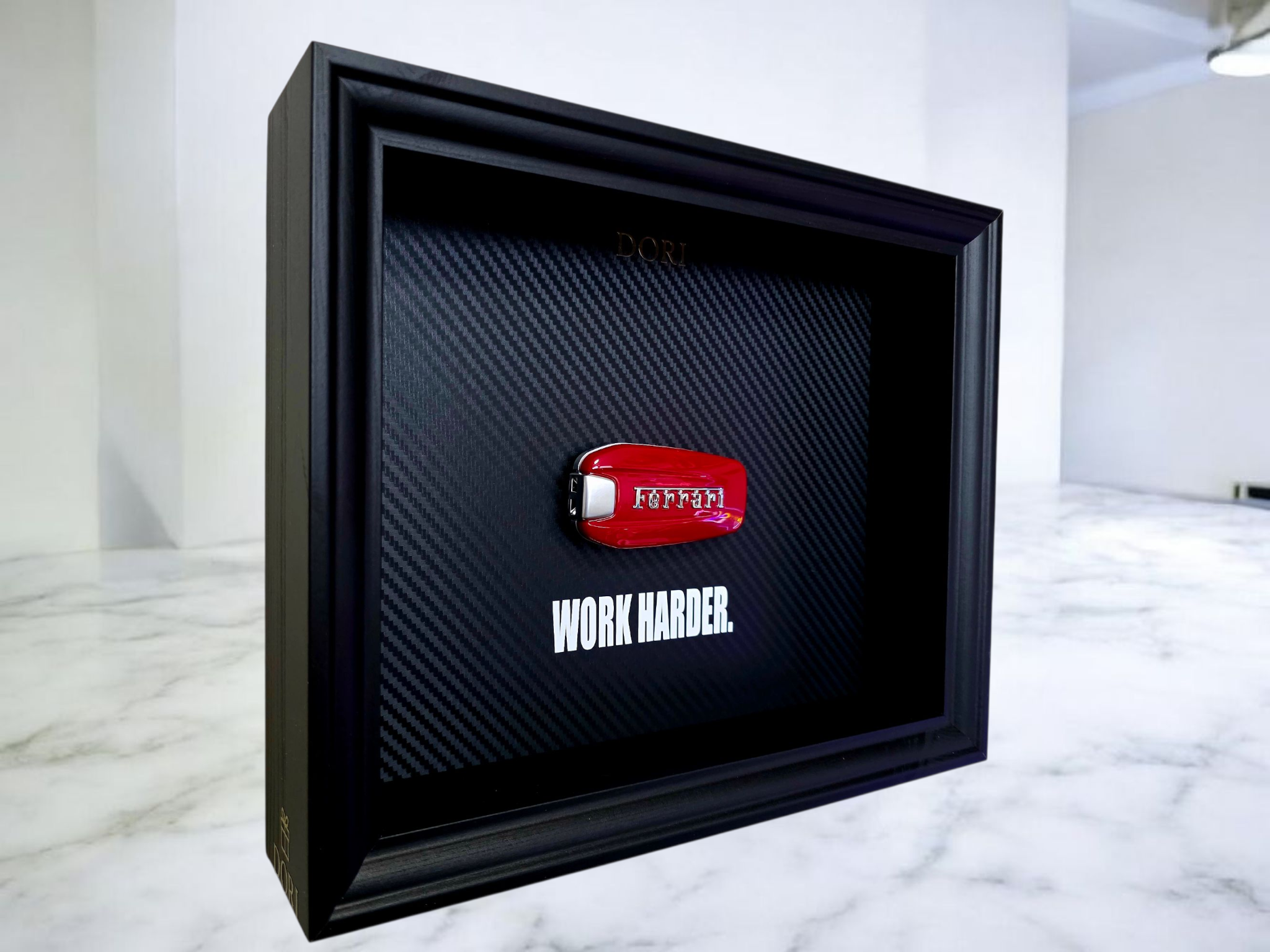 DORI Ferrari motyvacinis paveikslas su WORK HARDER žinute ir anglies pluošto fonu.