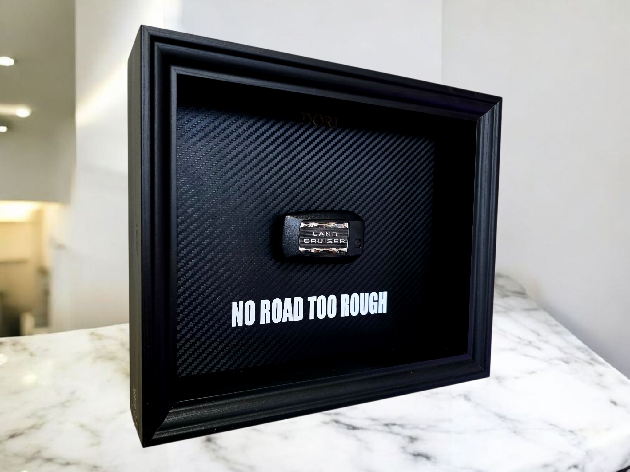 Toyota Land Cruiser rakto paveikslas – NO ROAD TOO ROUGH – DORI