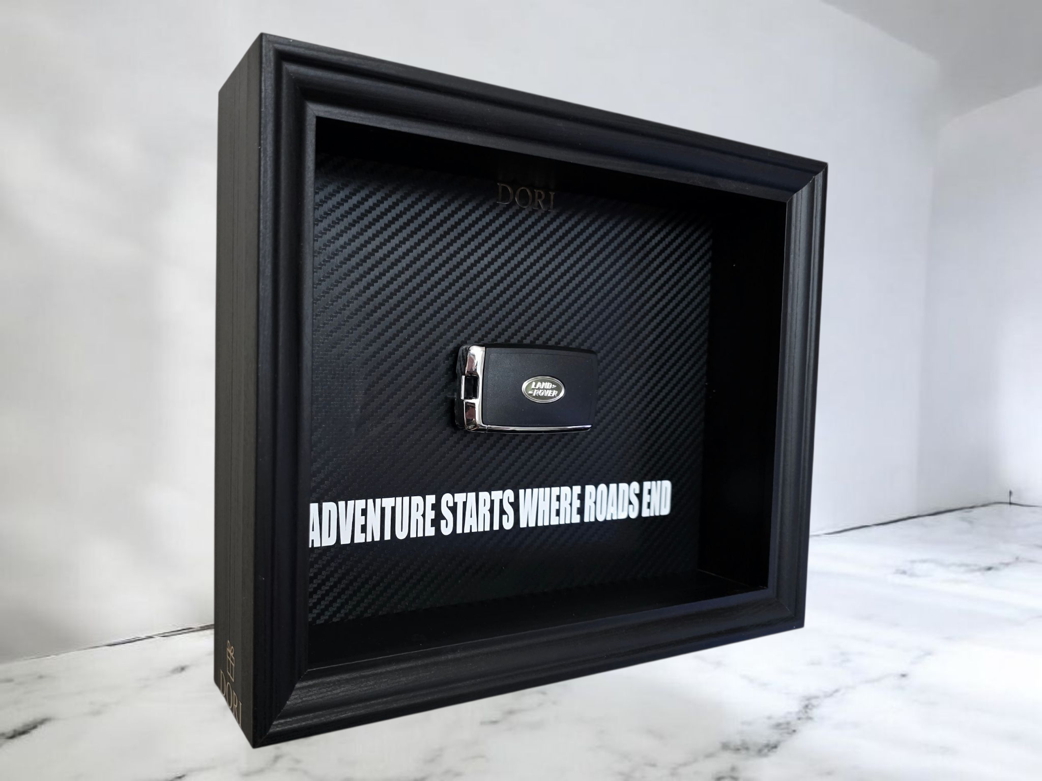 Land Rover rakto paveikslas – ADVENTURE STARTS WHERE ROADS END – DORI