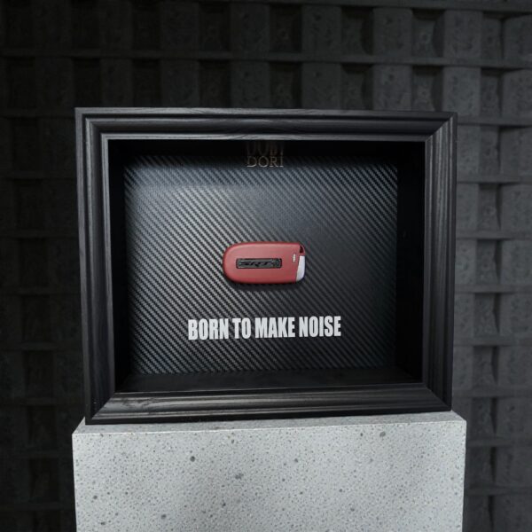 Automobilio raktelio dekoratyvinis paveikslas su anglies pluošto fonu ir užrašu „Born to Make Noise“
