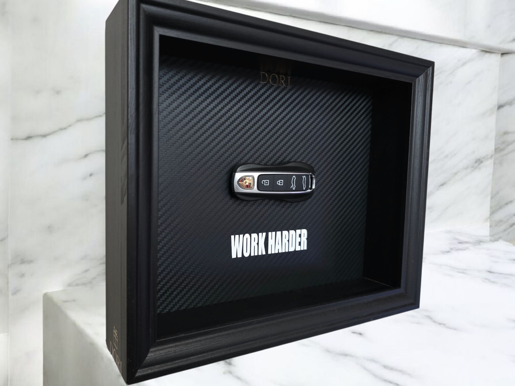 Porsche raktas rėmelyje – motyvacinis DORI paveikslas „WORK HARDER“