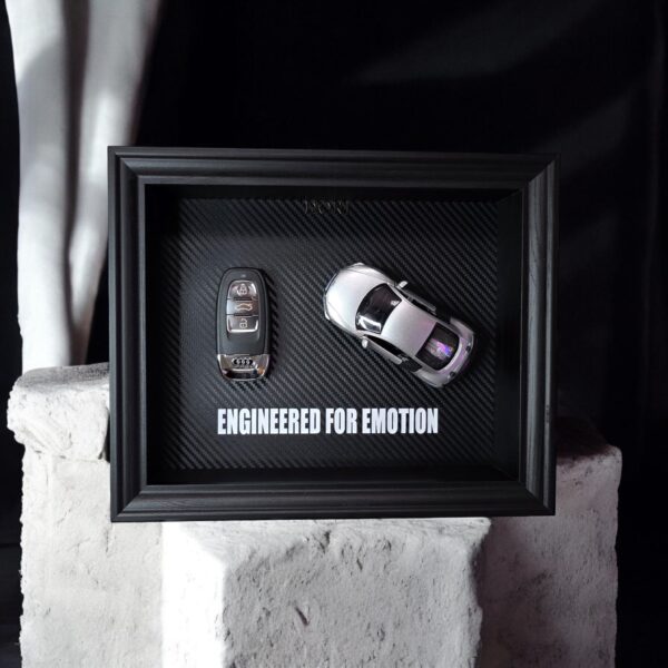 DORI motyvacinis paveikslas su Audi rakteliu ir fraze Engineered For Emotion
