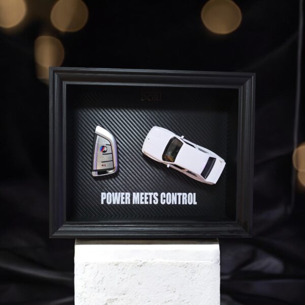 DORI motyvacinis paveikslas su BMW M rakteliu ir fraze Power Meets Control