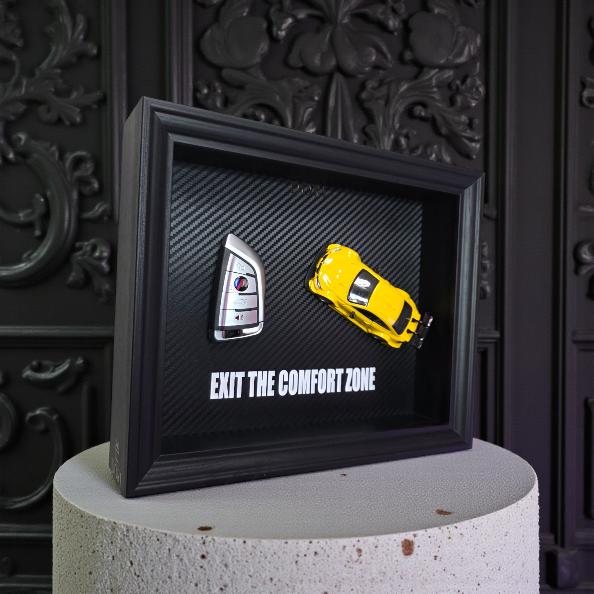DORI motyvacinis paveikslas su BMW rakteliu ir fraze Exit The Comfort Zone