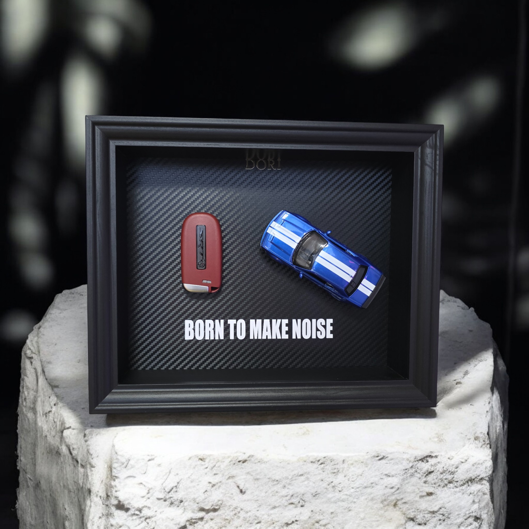 DORI motyvacinis paveikslas su Dodge rakteliu ir fraze Born To Make Noise