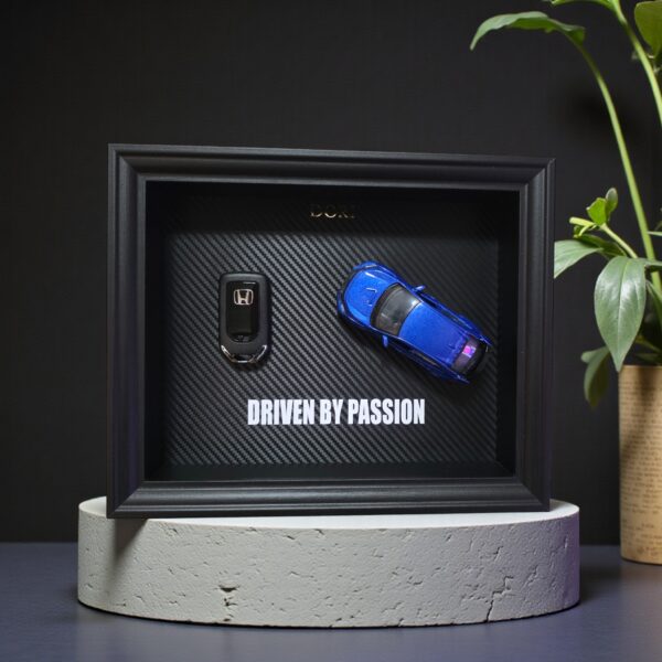 DORI motyvacinis paveikslas su Honda rakteliu ir fraze Driven By Passion