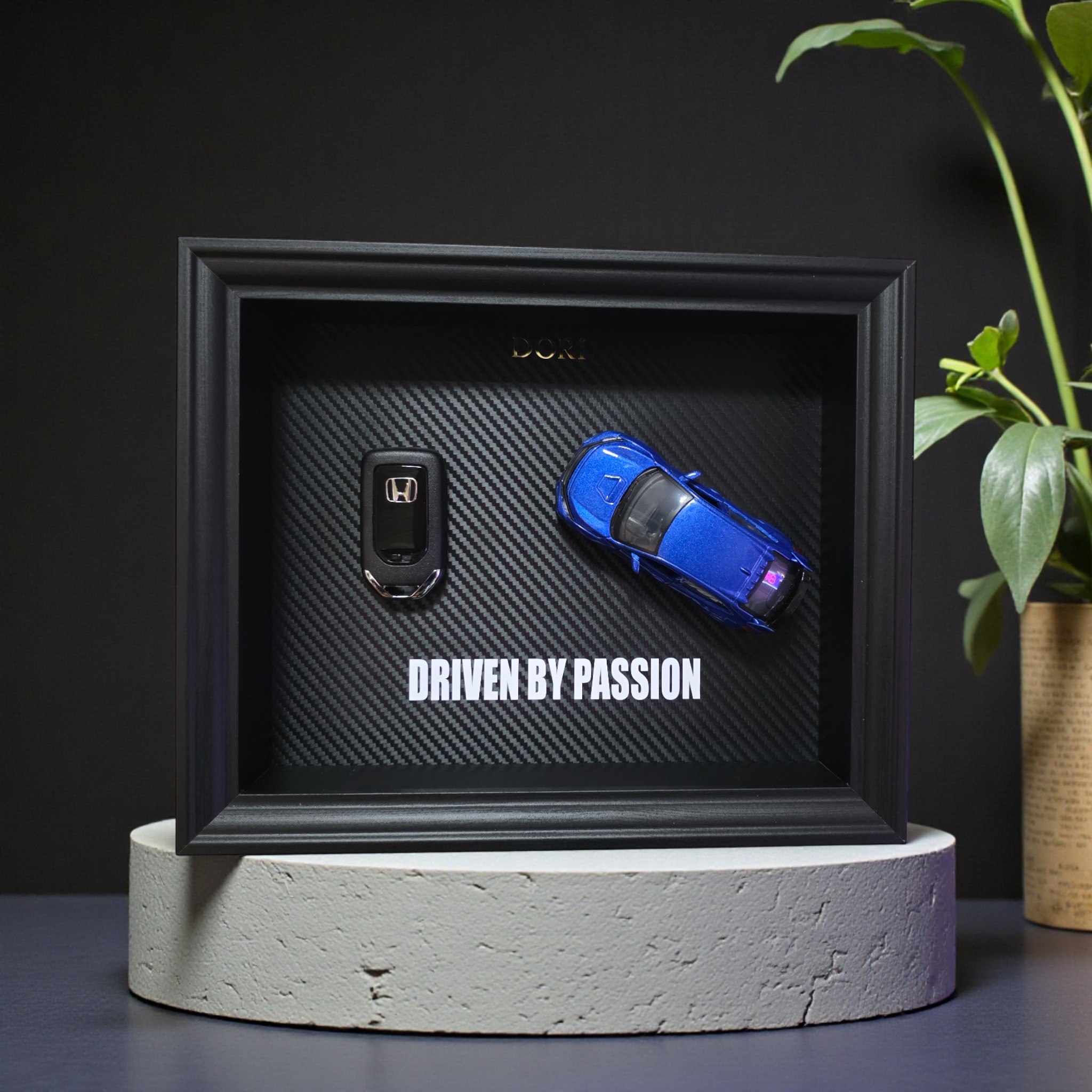 DORI motyvacinis paveikslas su Honda rakteliu ir fraze Driven By Passion
