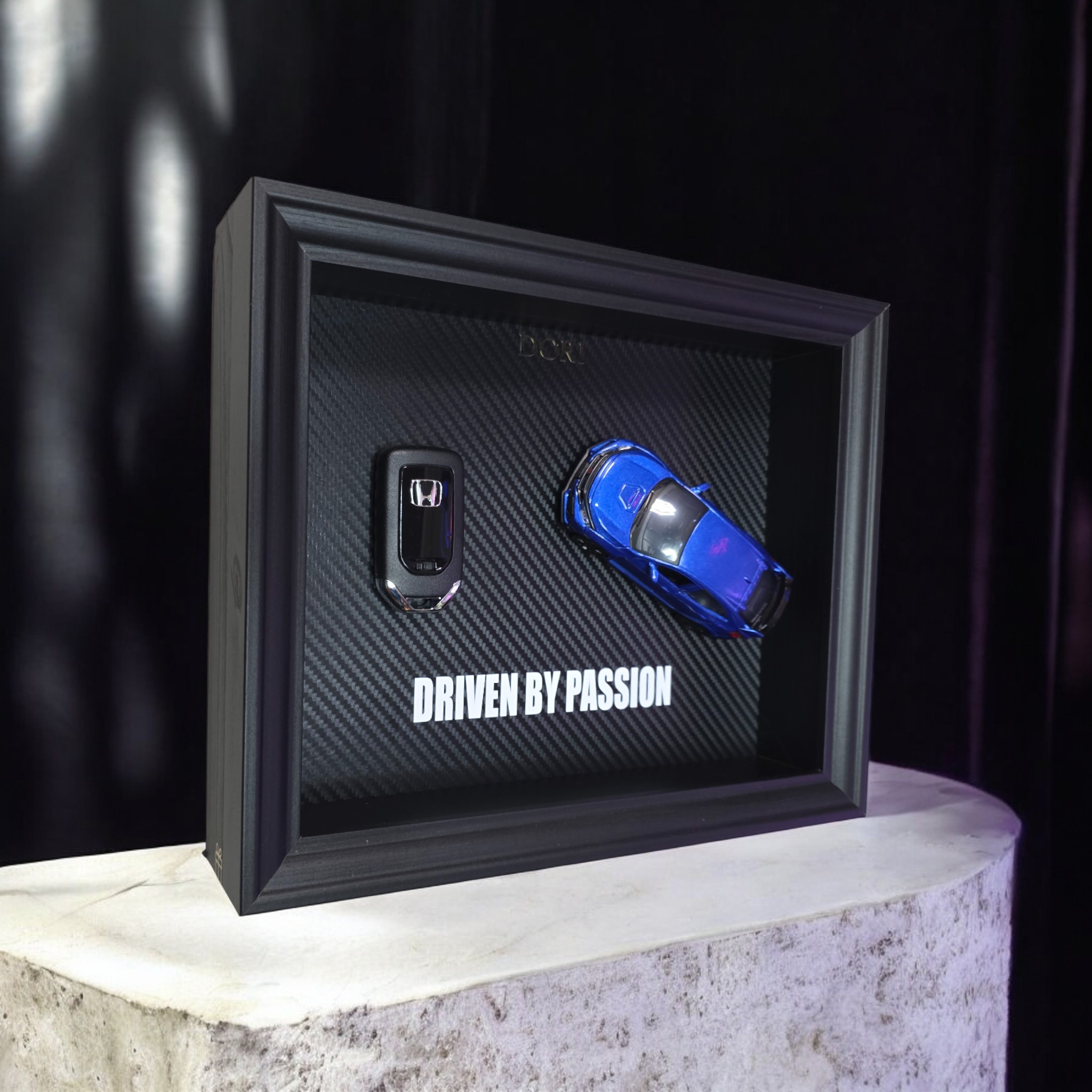 DORI motyvacinis paveikslas su Honda rakteliu ir fraze Driven By Passion