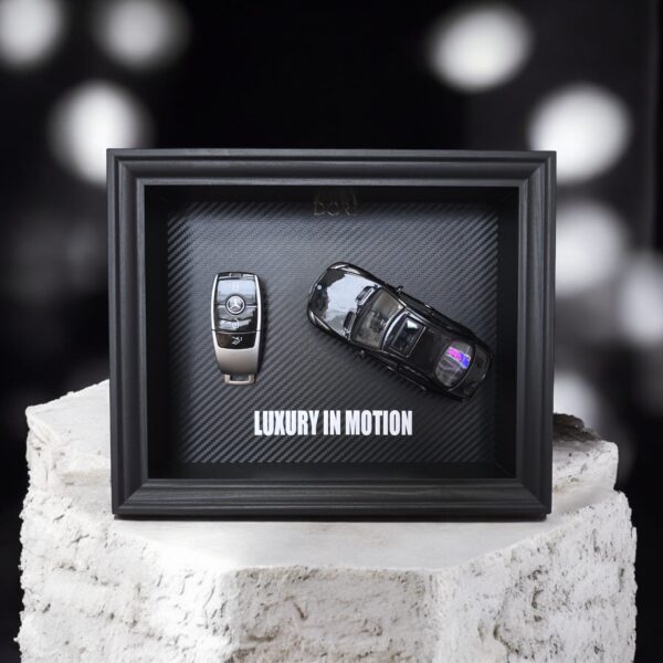 DORI motyvacinis paveikslas su Mercedes-Benz rakteliu ir fraze Luxury In Motion