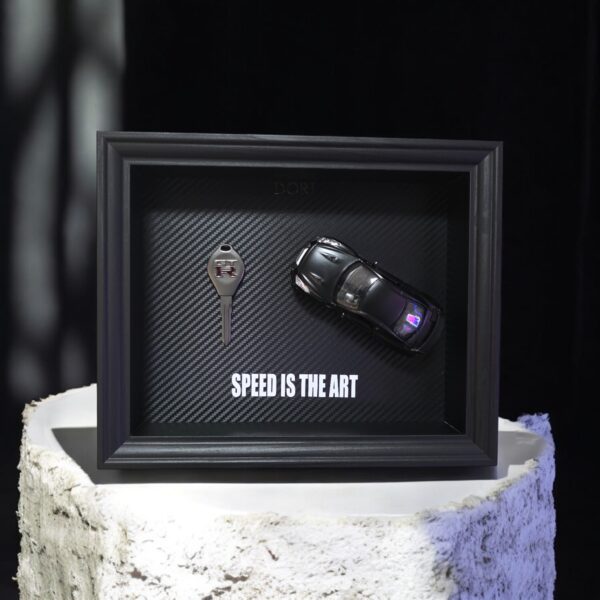DORI motyvacinis paveikslas su Nissan GT-R rakteliu ir fraze Speed Is The Art