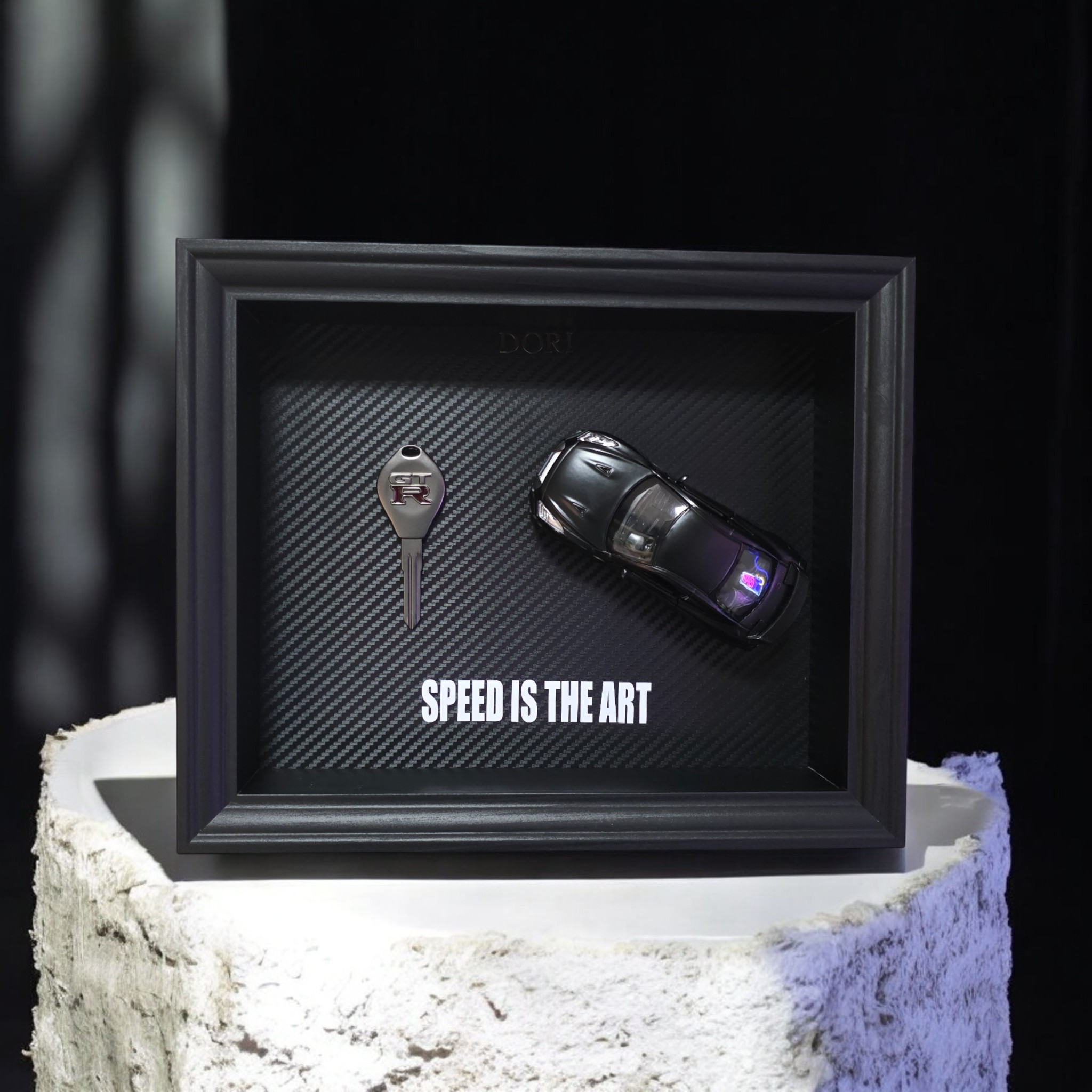 DORI motyvacinis paveikslas su Nissan GT-R rakteliu ir fraze Speed Is The Art