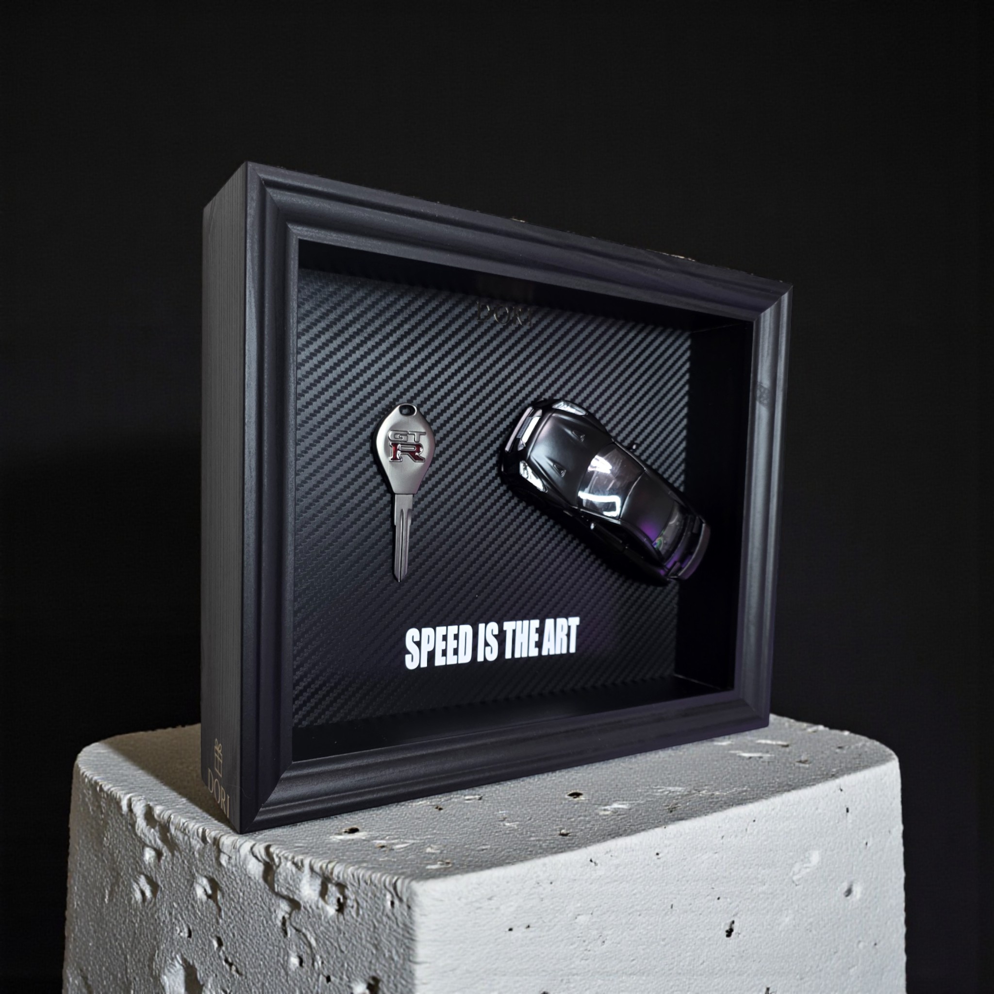 DORI motyvacinis paveikslas su Nissan GT-R rakteliu ir fraze Speed Is The Art