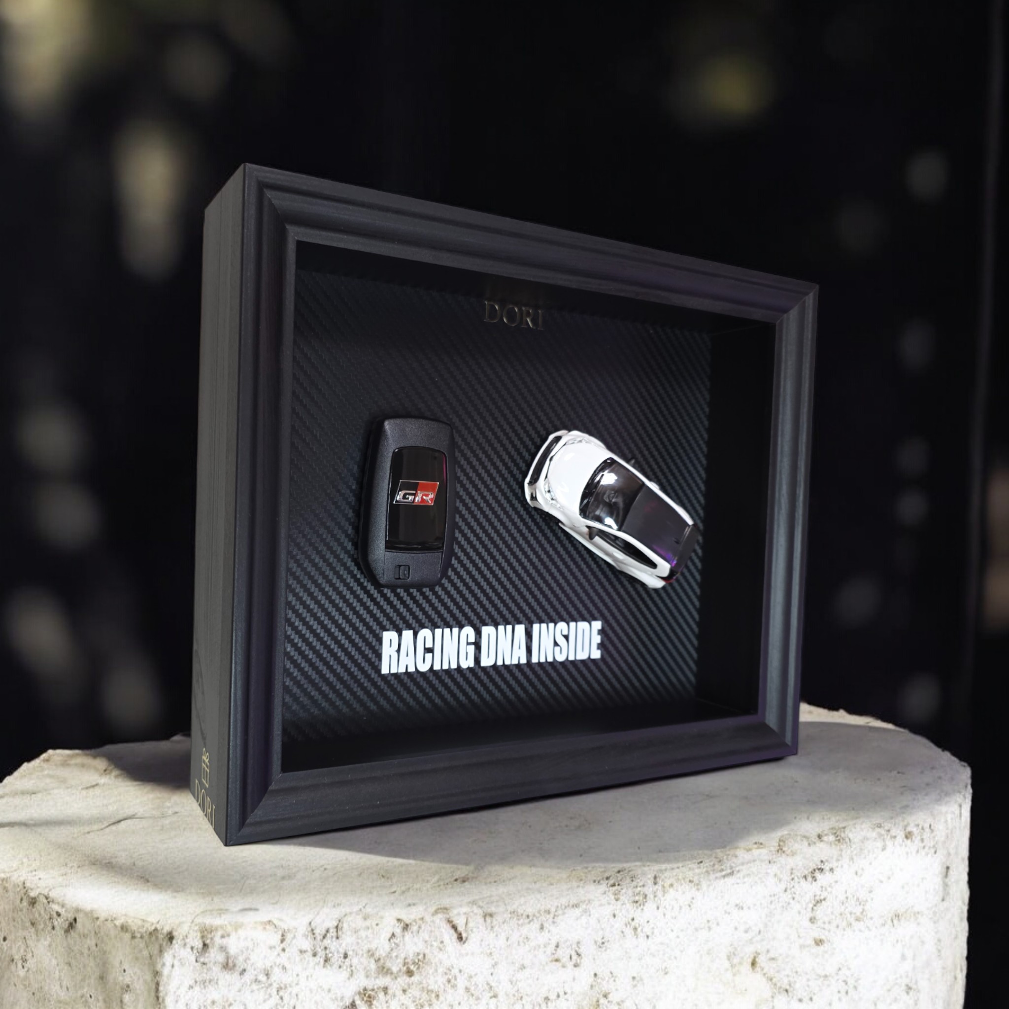 DORI motyvacinis paveikslas su Toyota GR rakteliu ir fraze Racing DNA Inside