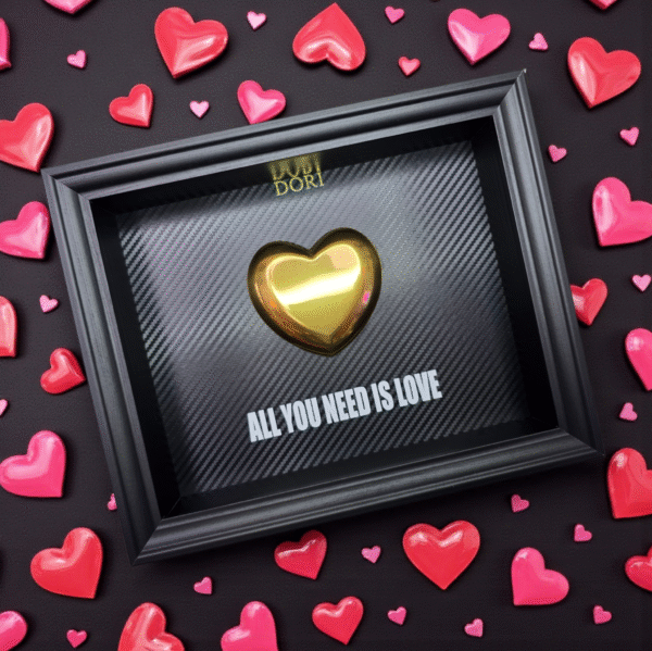 Dekoratyvinis rėmelis su auksine širdimi ir užrašu All You Need Is Love Valentino dienai