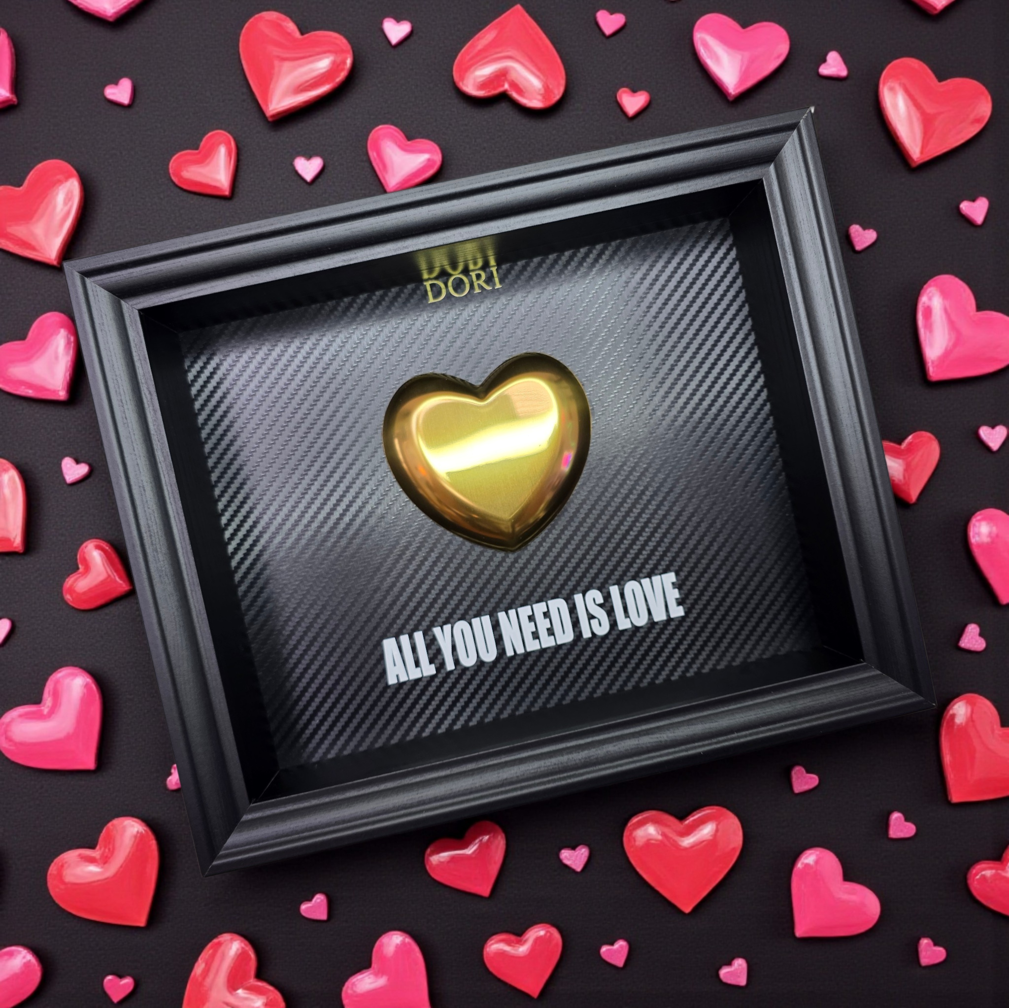 Dekoratyvinis rėmelis su auksine širdimi ir užrašu All You Need Is Love Valentino dienai