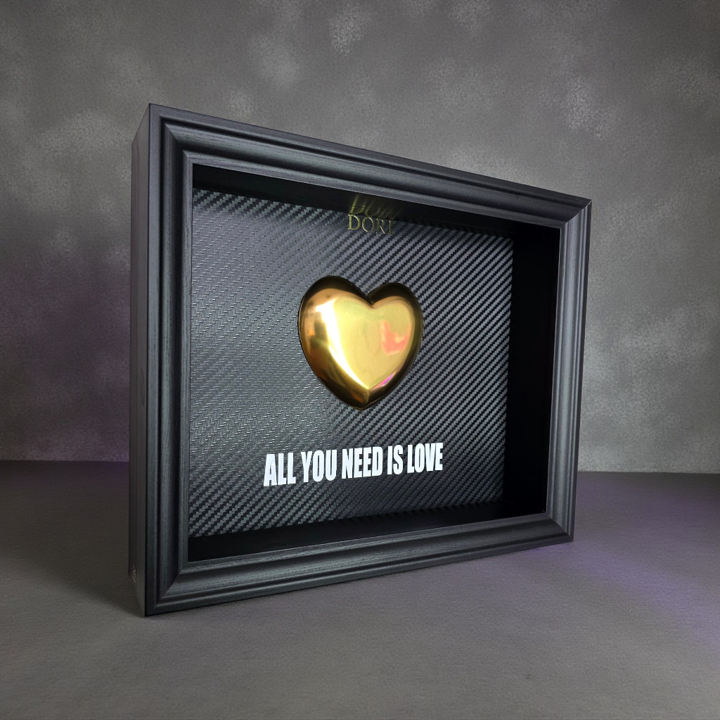 Dekoratyvinis rėmelis su auksine širdimi ir užrašu All You Need Is Love Valentino dienai