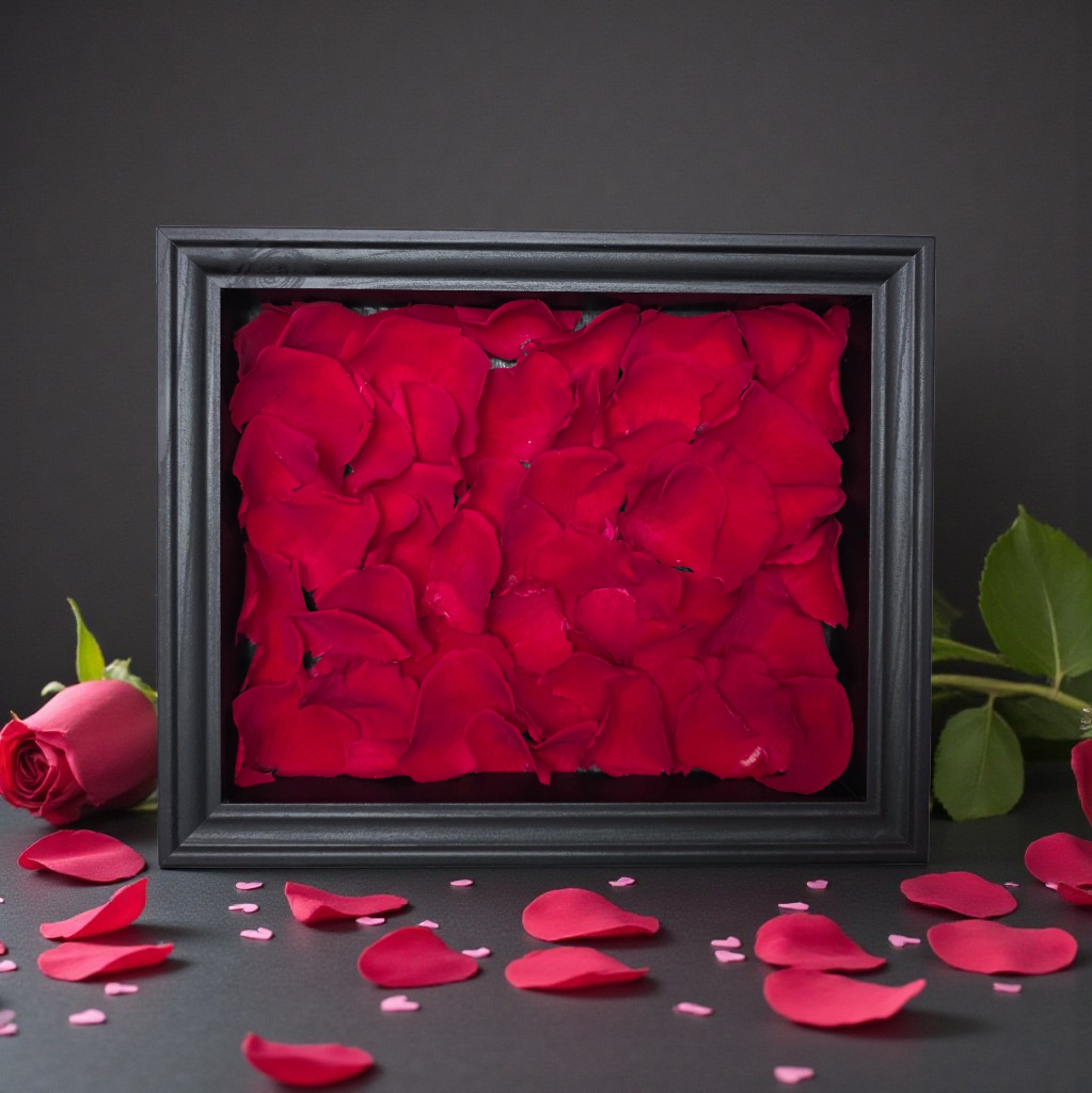 Raudonų rožių žiedlapių dekoratyvinis rėmelis Valentino dienai