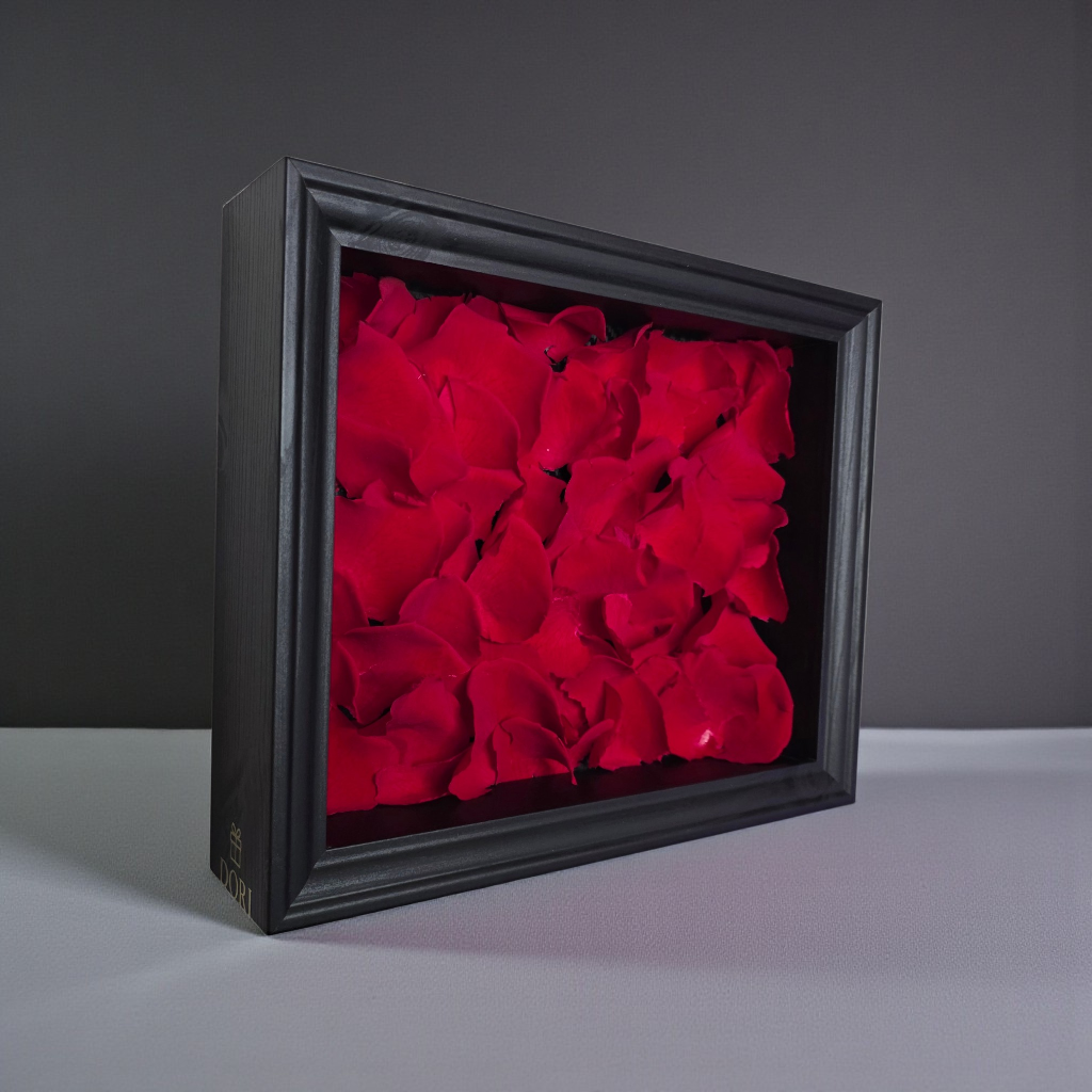 Raudonų rožių žiedlapių dekoratyvinis rėmelis Valentino dienai