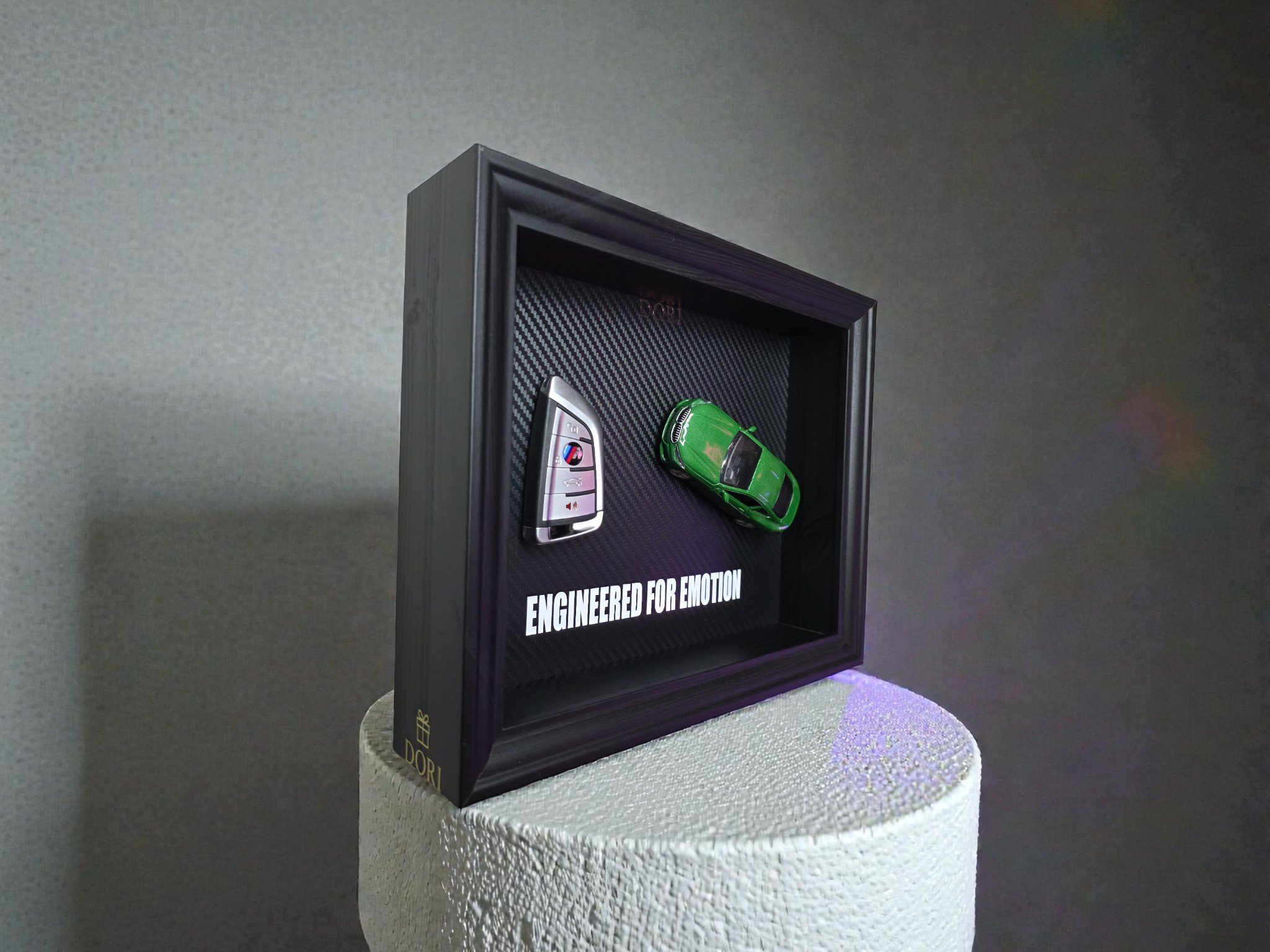 DORI motyvacinis paveikslas su BMW M rakteliu ir fraze Power Meets Control