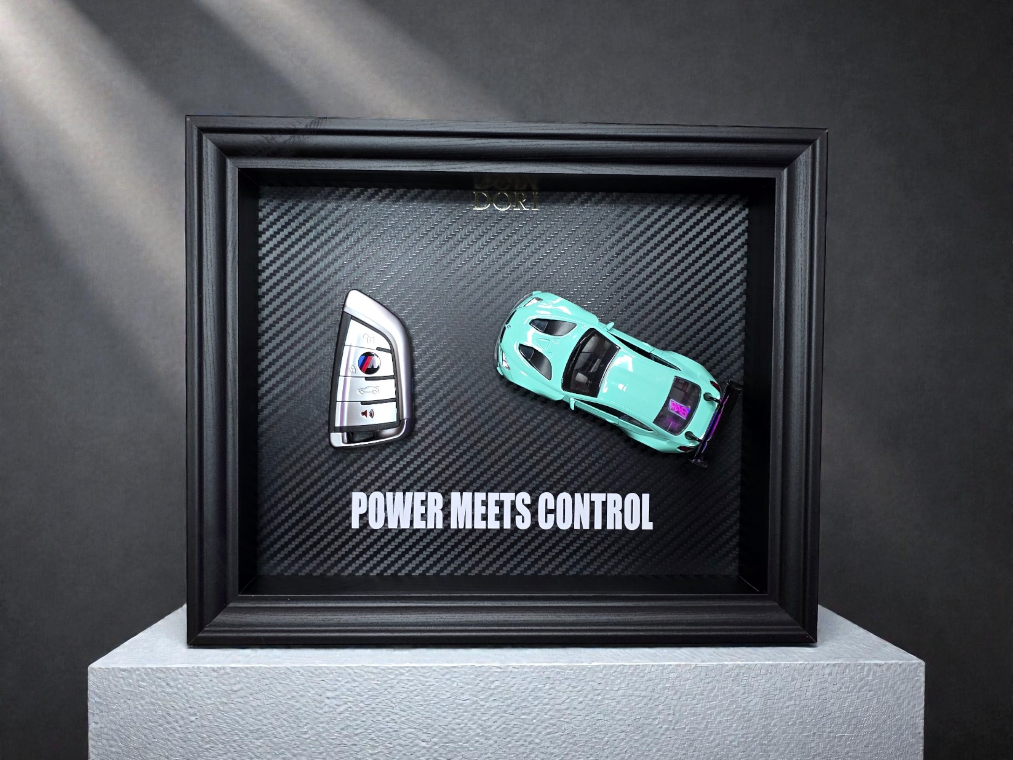 DORI motyvacinis paveikslas su BMW M rakteliu ir fraze Power Meets Control