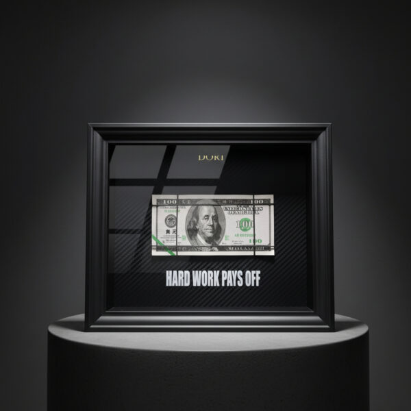 Motyvacinis DORI rėmelis su 100 dolerių banknotu ir užrašu „Hard Work Pays Off“
