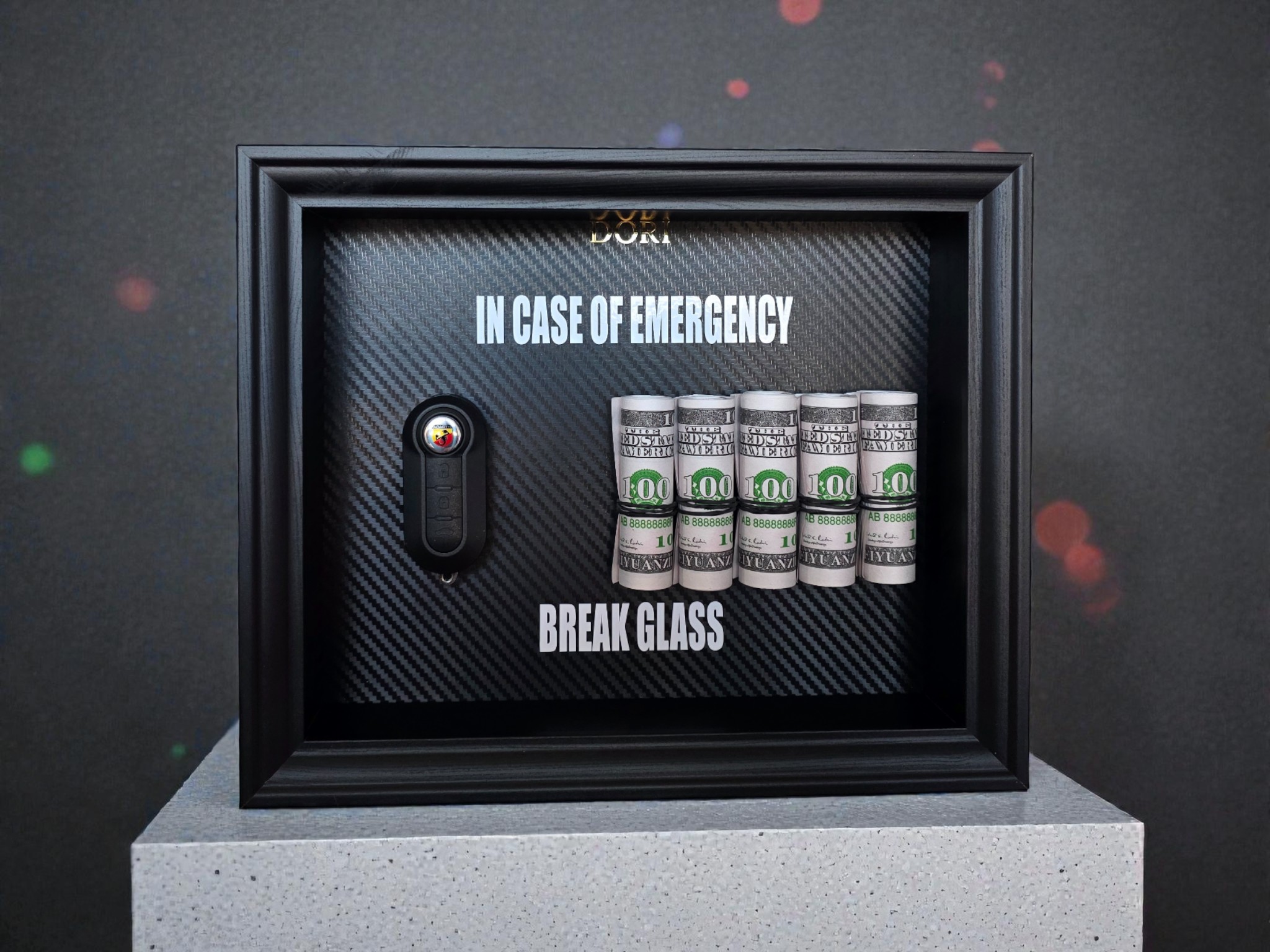 Fiat Abarth automobilio raktelis ir pinigai motyvaciniame paveiksle „Break Glass“ juodame rėme