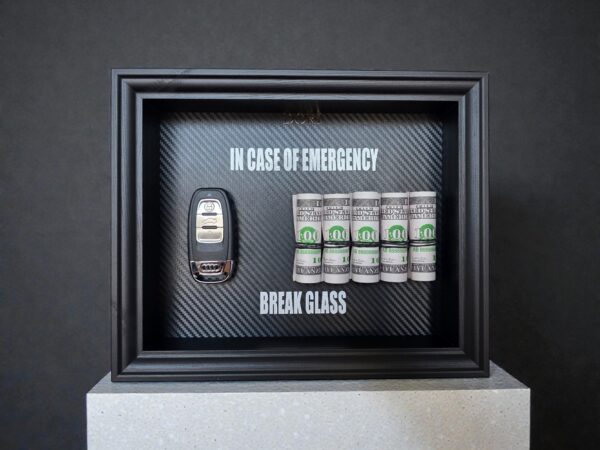 Audi automobilio raktelis ir pinigai motyvaciniame paveiksle „Break Glass“ juodame rėme