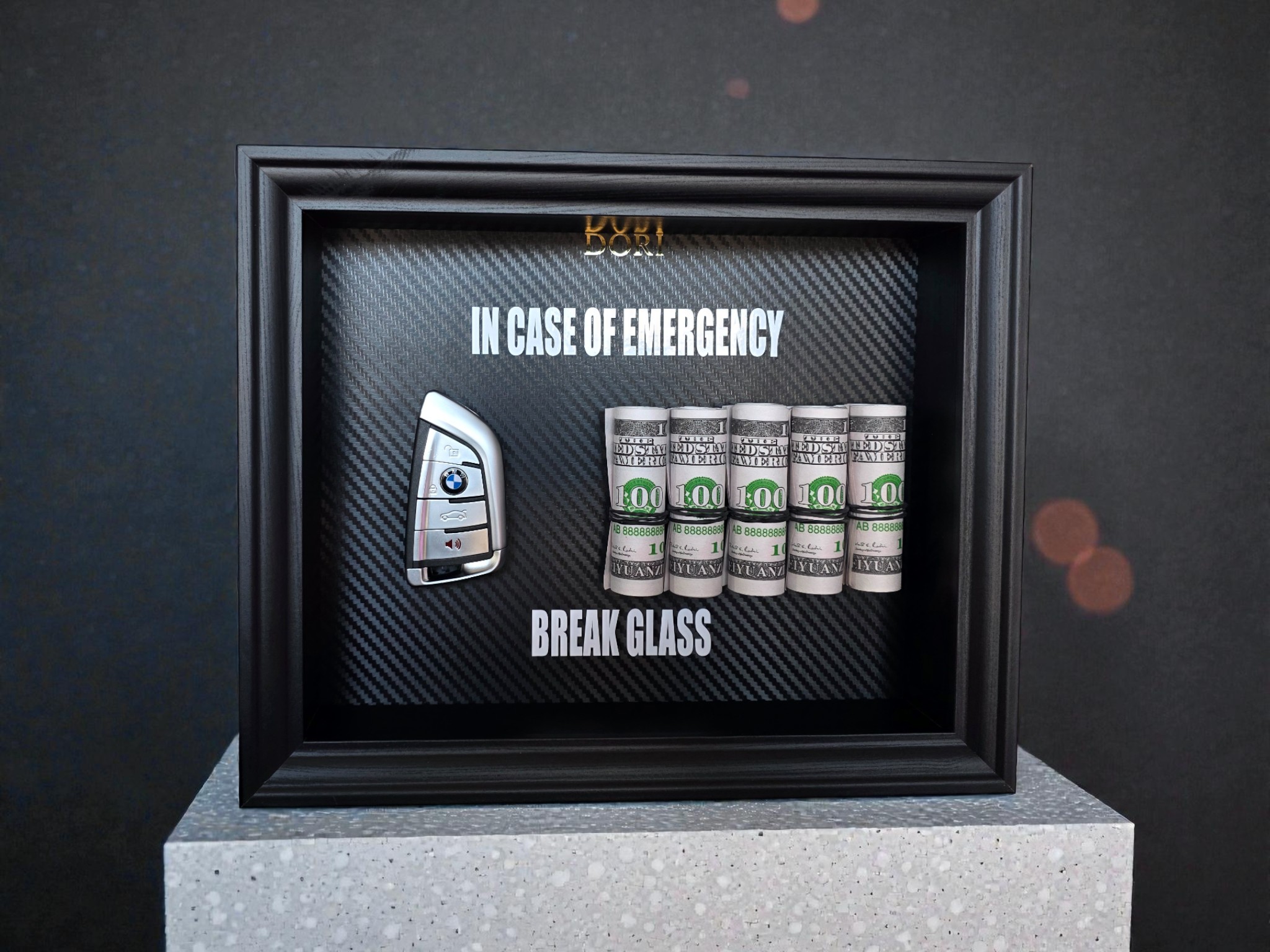 BMW automobilio raktelis ir pinigai motyvaciniame paveiksle „Break Glass“ juodame rėme