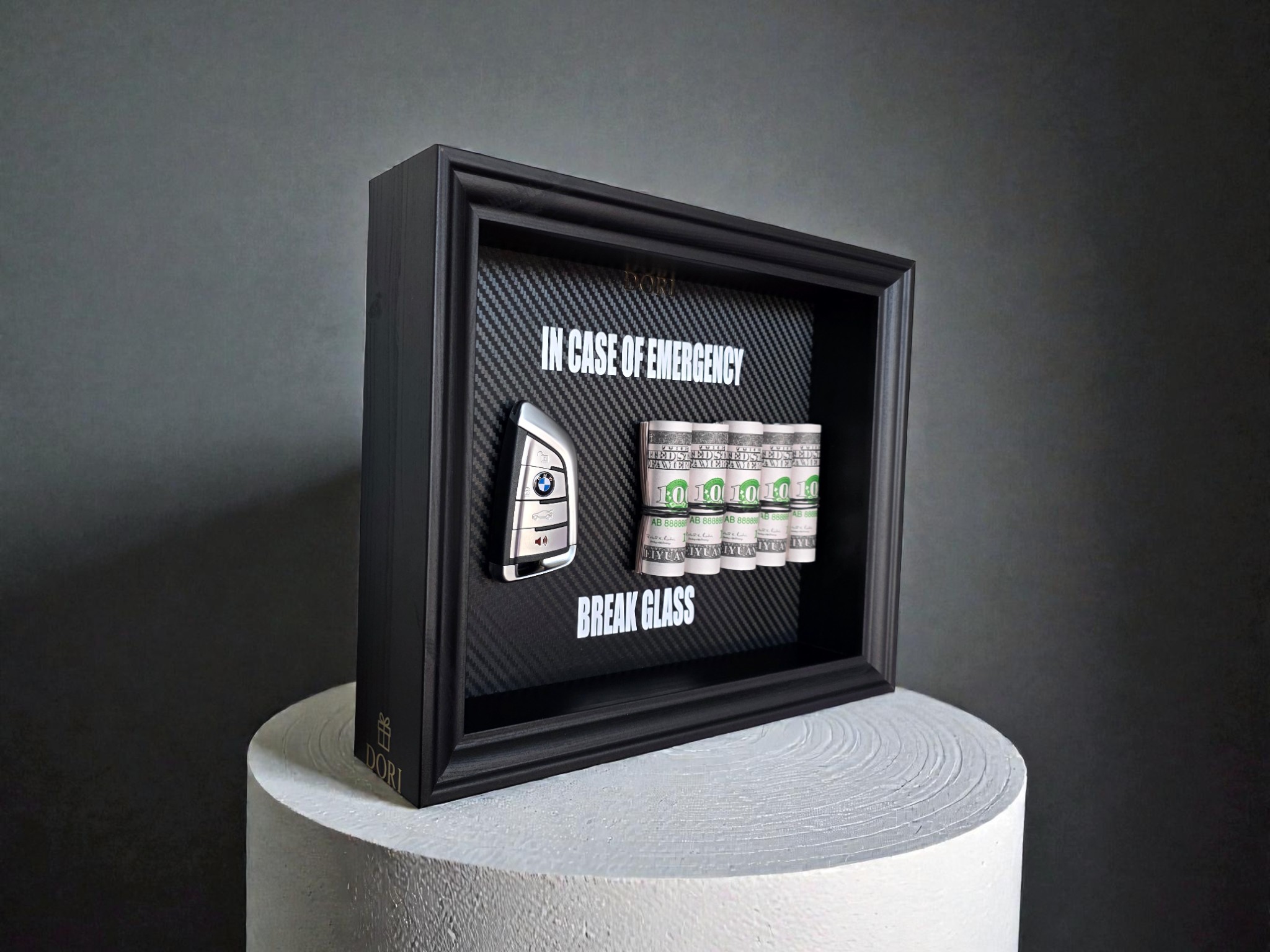 BMW automobilio raktelis ir pinigai motyvaciniame paveiksle „Break Glass“ juodame rėme