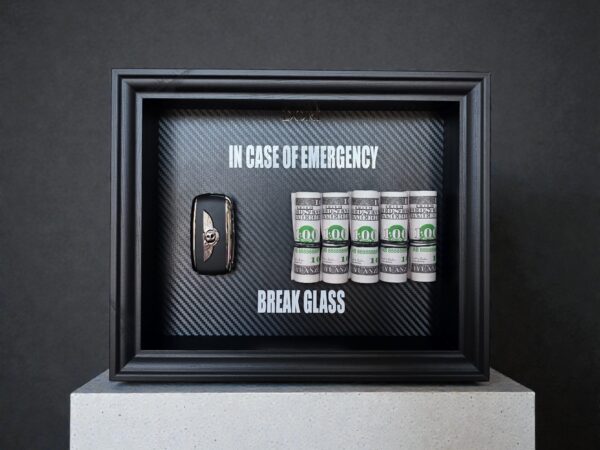 Bentley automobilio raktelis ir pinigai motyvaciniame paveiksle „Break Glass“ juodame rėme