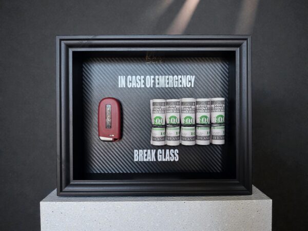 Dodge SRT automobilio raktelis ir pinigai motyvaciniame paveiksle „Break Glass“ juodame rėme