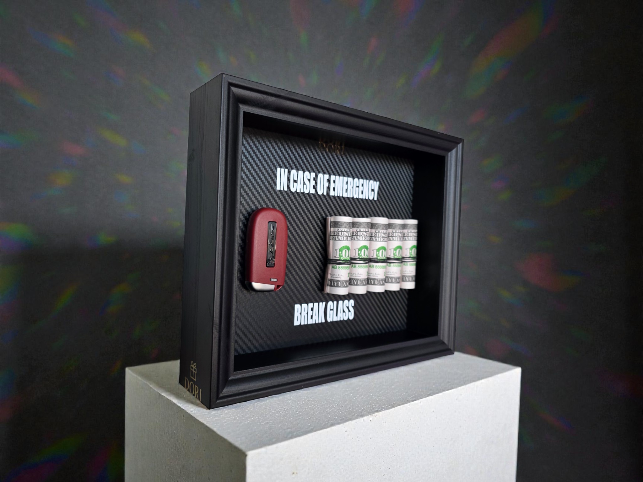 Dodge SRT automobilio raktelis ir pinigai motyvaciniame paveiksle „Break Glass“ juodame rėme