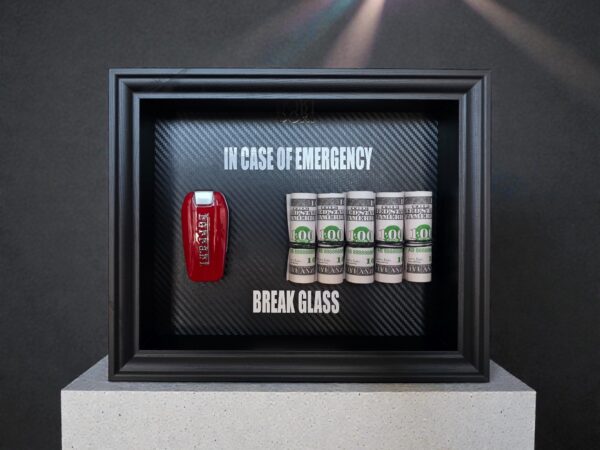 Ferrari automobilio raktelis ir pinigai motyvaciniame paveiksle „Break Glass“ juodame rėme