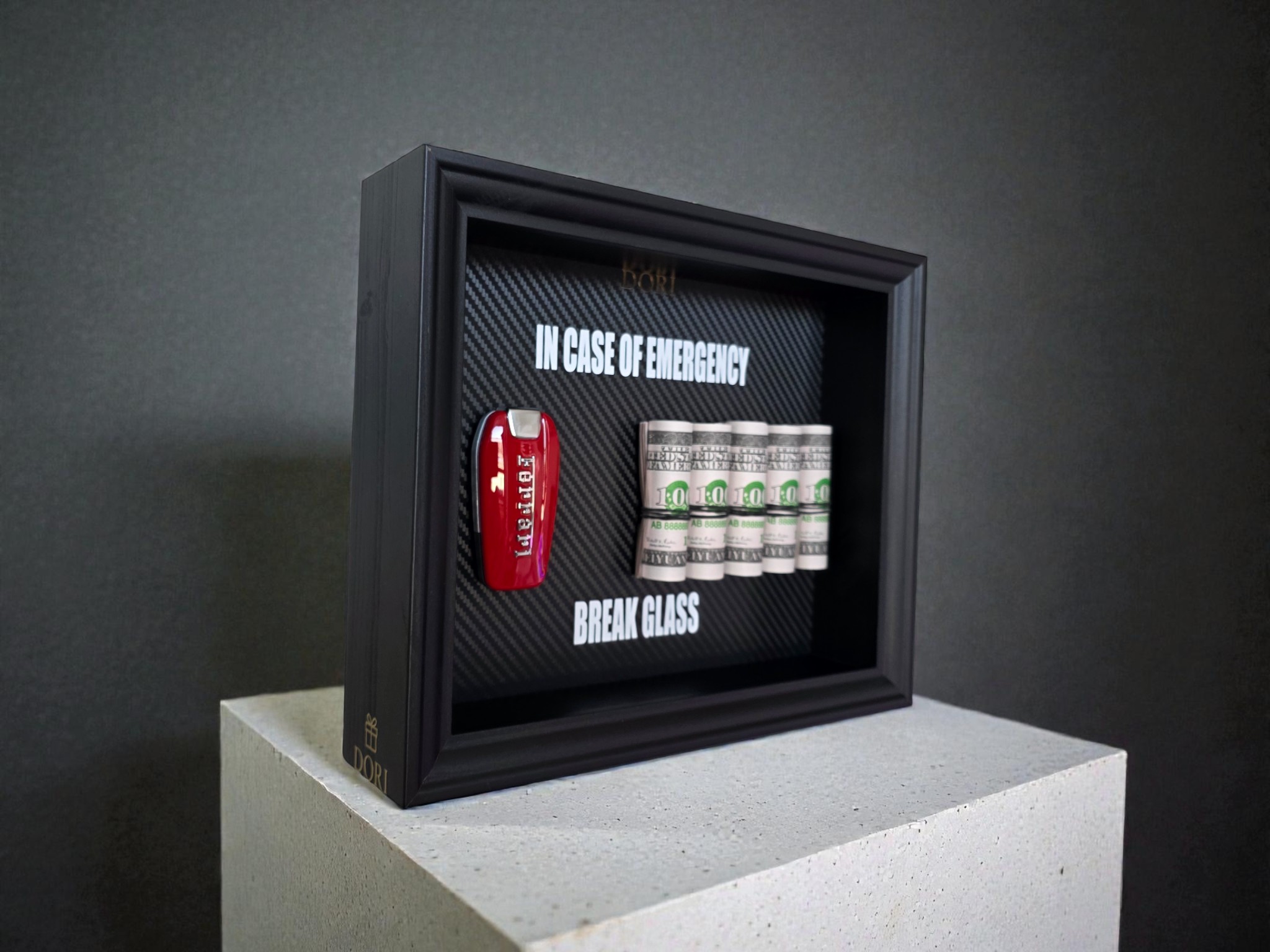 Ferrari automobilio raktelis ir pinigai motyvaciniame paveiksle „Break Glass“ juodame rėme