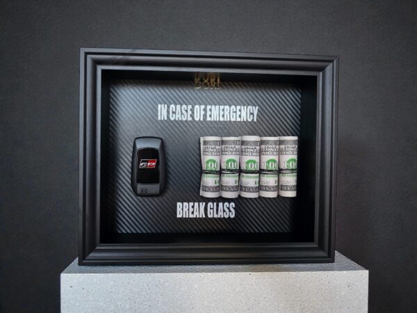 Toyota GR automobilio raktelis ir pinigai motyvaciniame paveiksle „Break Glass“ juodame rėme