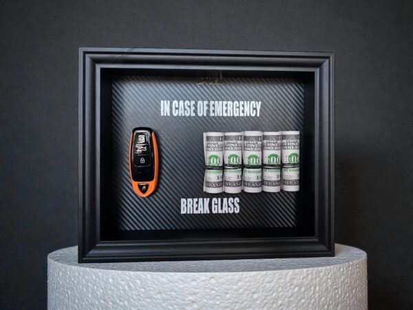 Lamborghini automobilio raktelis ir pinigai motyvaciniame paveiksle „Break Glass“ juodame rėme